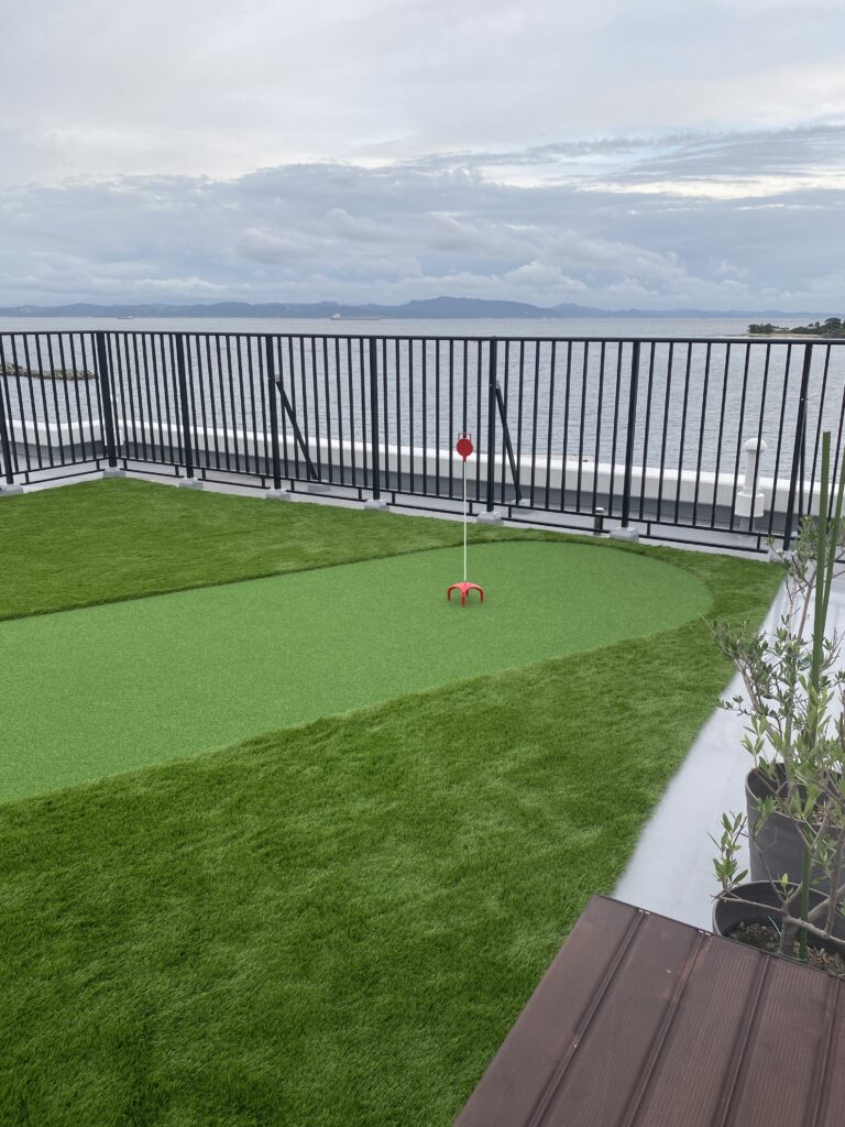 海を望む屋上に施工した人工芝パター練習場