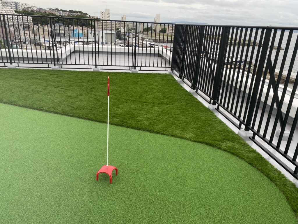 人工芝を使った屋上パター練習場の施工事例